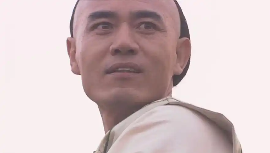 当年45岁的陈宝国老师演出了18岁白景琦的少年神情,但是脸上嘛