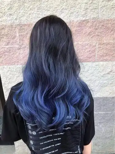 的冷色调蓝,就可以尝试 从发尾一直染到后脑勺,卷发的渐变效果爆吹!