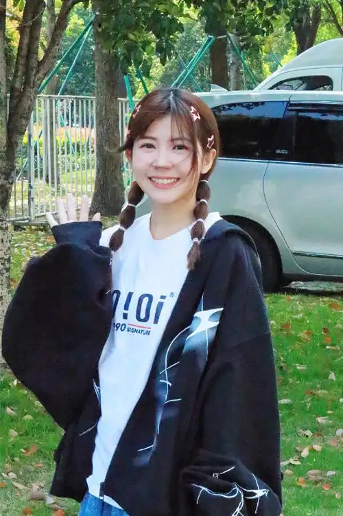 赖美云超话  20240401 上班  周一就要看一看小七哦  @赖美云