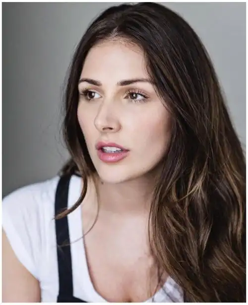 英国国民美胸女神露西