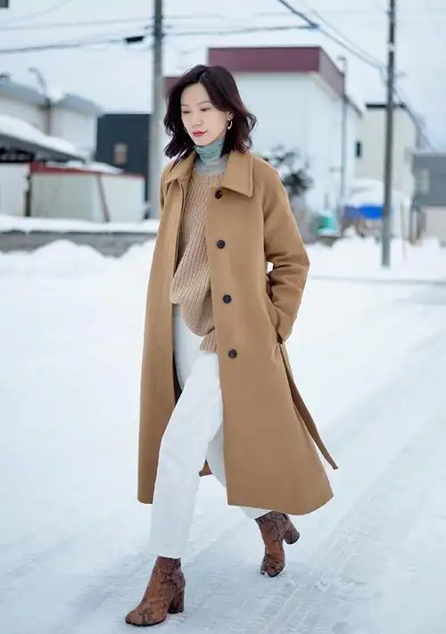 打底衫可以参考模特儿的穿法,选择和大衣颜色接近的圆领毛衣,再加一条