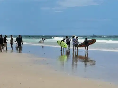 冲浪的,滑板的,游泳的等各种水活动.人们在这里放飞心情,恢复疲劳.