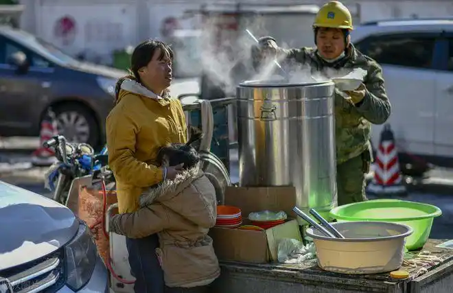 山东1妇女在建筑工地卖水饺,8元钱随便吃,看温馨生意咋赚钱|饺子|肉馅