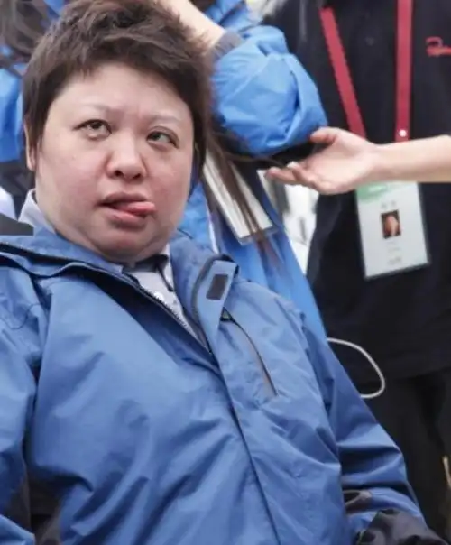 韩红减肥的照片(韩红暴瘦40斤现身机场)