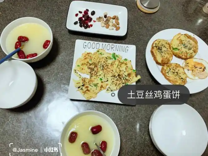 小学生的早餐打卡土豆丝鸡蛋饼