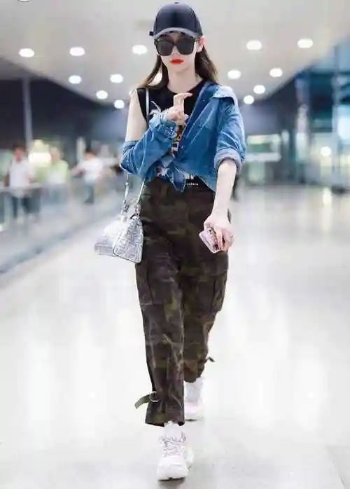 女生牛仔衣搭配什么裤子好看图片(2021时尚休闲的牛仔衣搭法)_大全