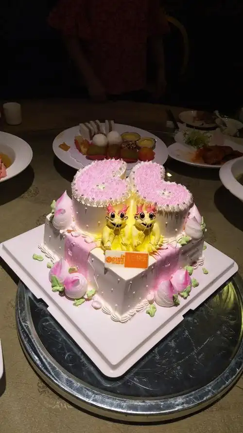 阁大酒店亲亲们欢聚在一起庆祝蒋福仁,沈惠芬,66岁生日时拍的照片留念