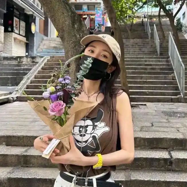 杨幂生活照.在香港～ #杨幂 #杨幂穿搭 - 抖音