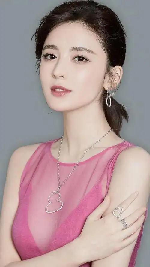 繁星闪耀的娱乐天空,有一位女神独占鳌头,她就是古力娜扎.