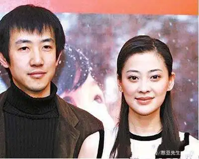 鄢颇是李小冉的现任男友,李小冉之前接受采访时表示年末将和鄢颇结婚.