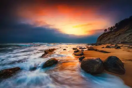 美丽的日出在海清晨, 宁静, 美丽的日出在海面上美丽的热带海滩海和