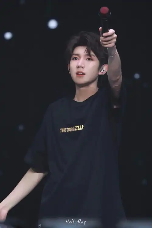 自己却湿了眼眶  宝宝有一双最会爱人的眼睛@tfboys-王源