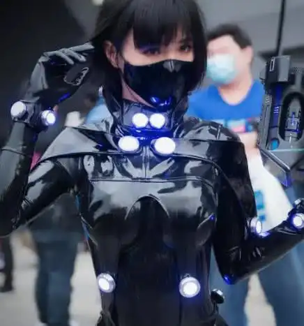 女装大佬穿紧身皮衣玩cos我好奇他的胸为什么又圆又大