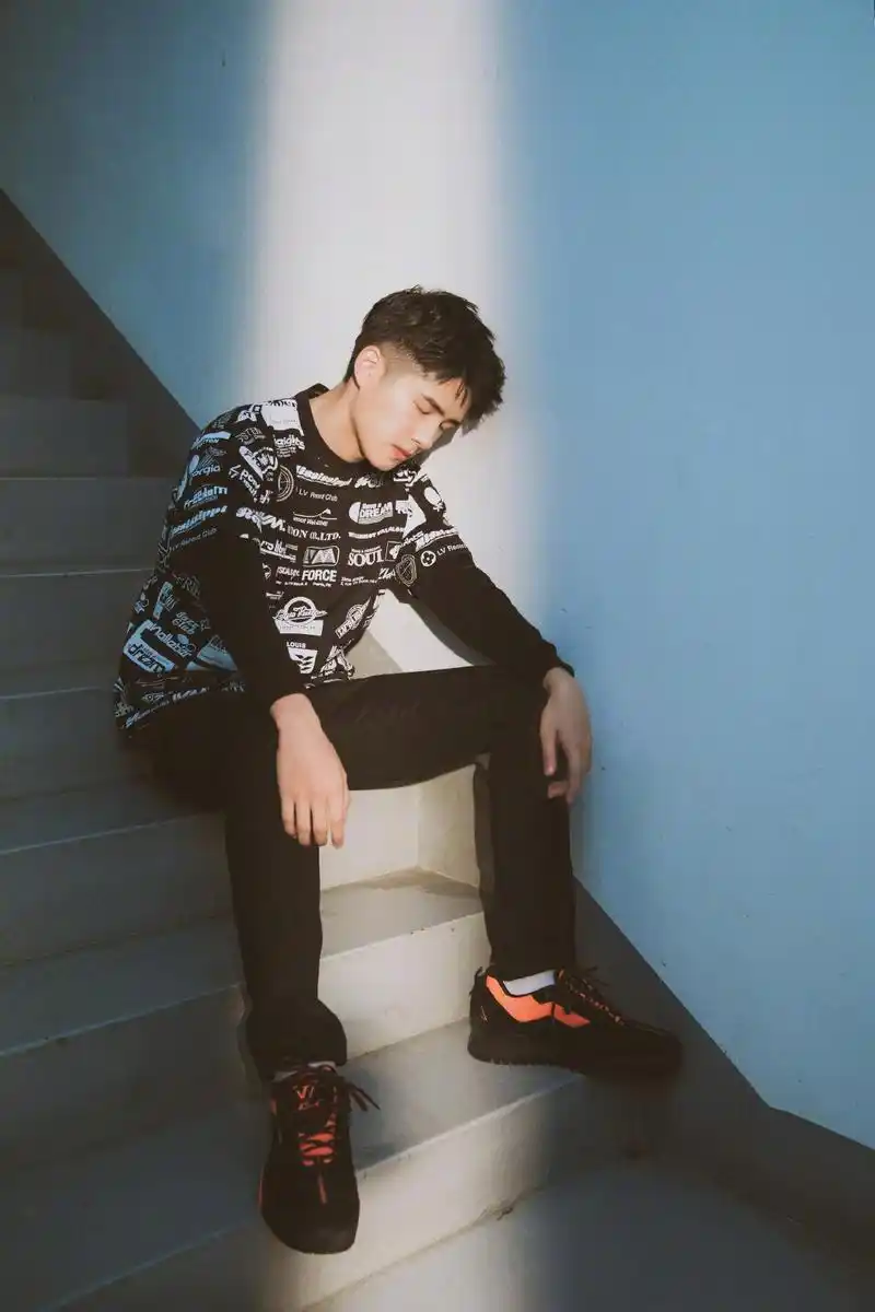 刘昊然帅气短发男孩,带来初夏的第一抹清爽