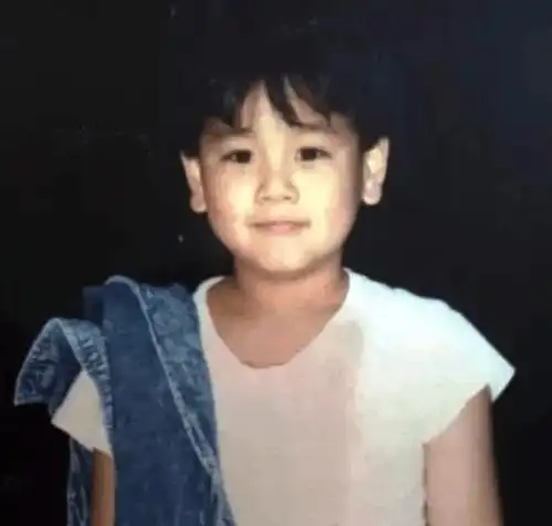 彭于晏小时候和妈妈去了加拿大生活,高中的时候和张韶涵还是校友,经常