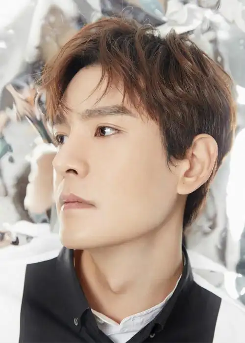 经超黑白双领衬衫造型清爽帅气 活力十足