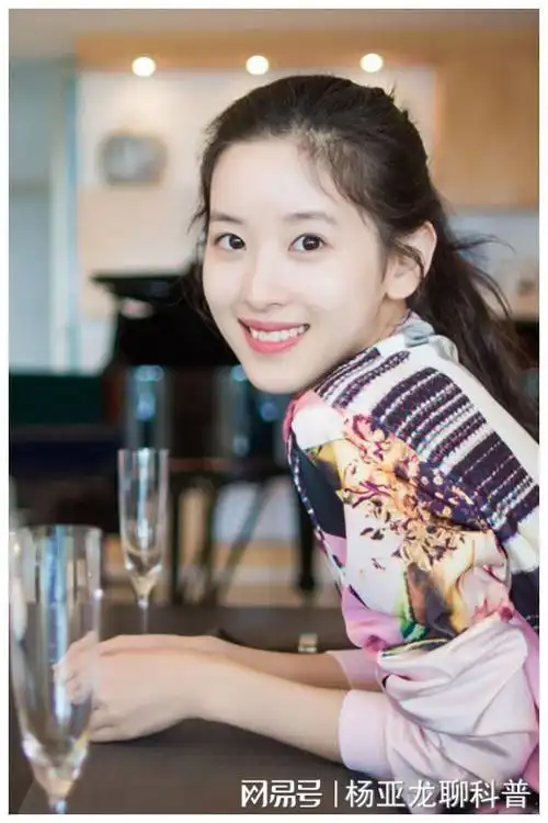 章泽天旧照曝光素颜露出痘印着装宛若50岁大妈