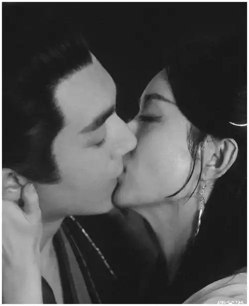 与赵丽颖吻戏太唯美,却因不张嘴而被网友们嘲上热搜_林更新_凤行_嘲讽