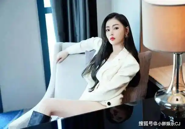 张天爱直播间中秀身材,腰部马甲线十分明显,网友:先把衣服穿好_健身