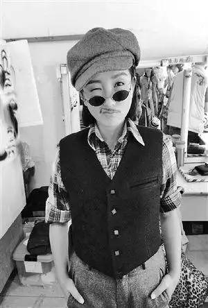 何洁在《绝漠天啸》中女扮男装. (资料图片)