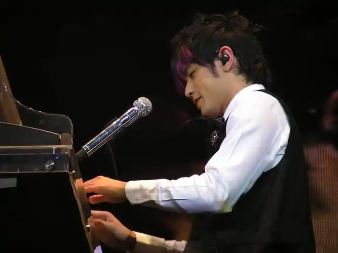 周杰伦经典造型紫毛伦