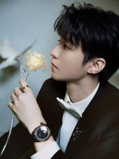 王俊凯亮相上海国际电影节造型大片,身穿迪奥搭配cl鞋履,矜贵帅气的