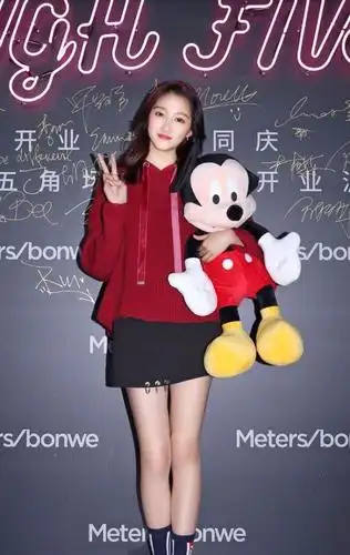 关晓彤出席活动, 穿大红色卫衣短裙, 网友, 这身高穿这鞋子真是体贴