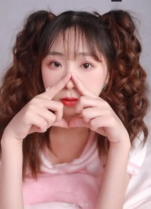 这件粉色的海军领连衣裙真的好好康很适合小个子的女孩纸穿呐长度适中