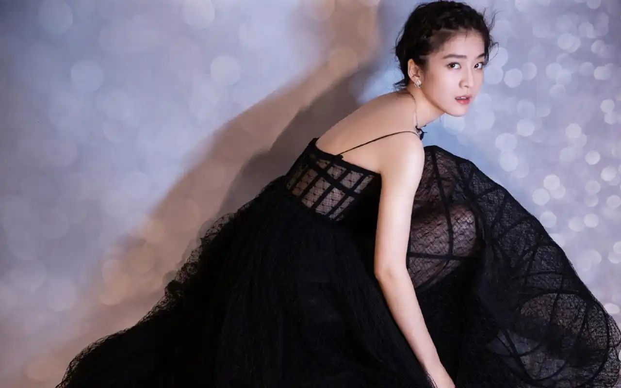 张雪迎性感优雅写真桌面壁纸