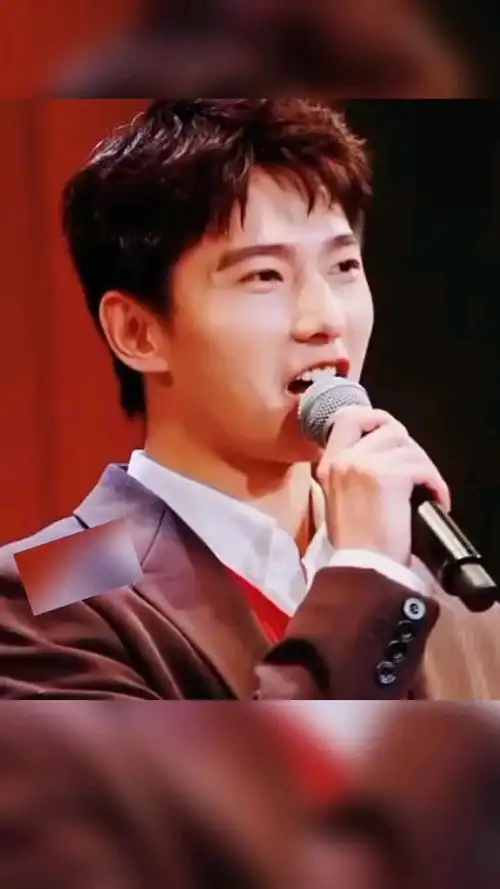 杨洋是今晚的主持人青春环游记第三季