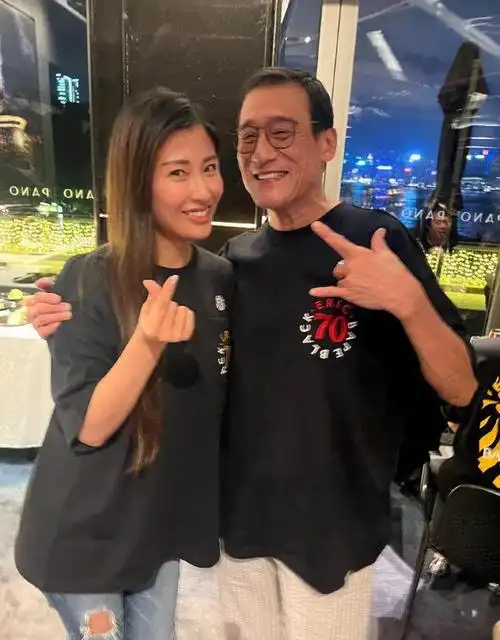 洪天明太太周家蔚出席聚餐与师叔元彪拍照很亲密被质疑喝多了