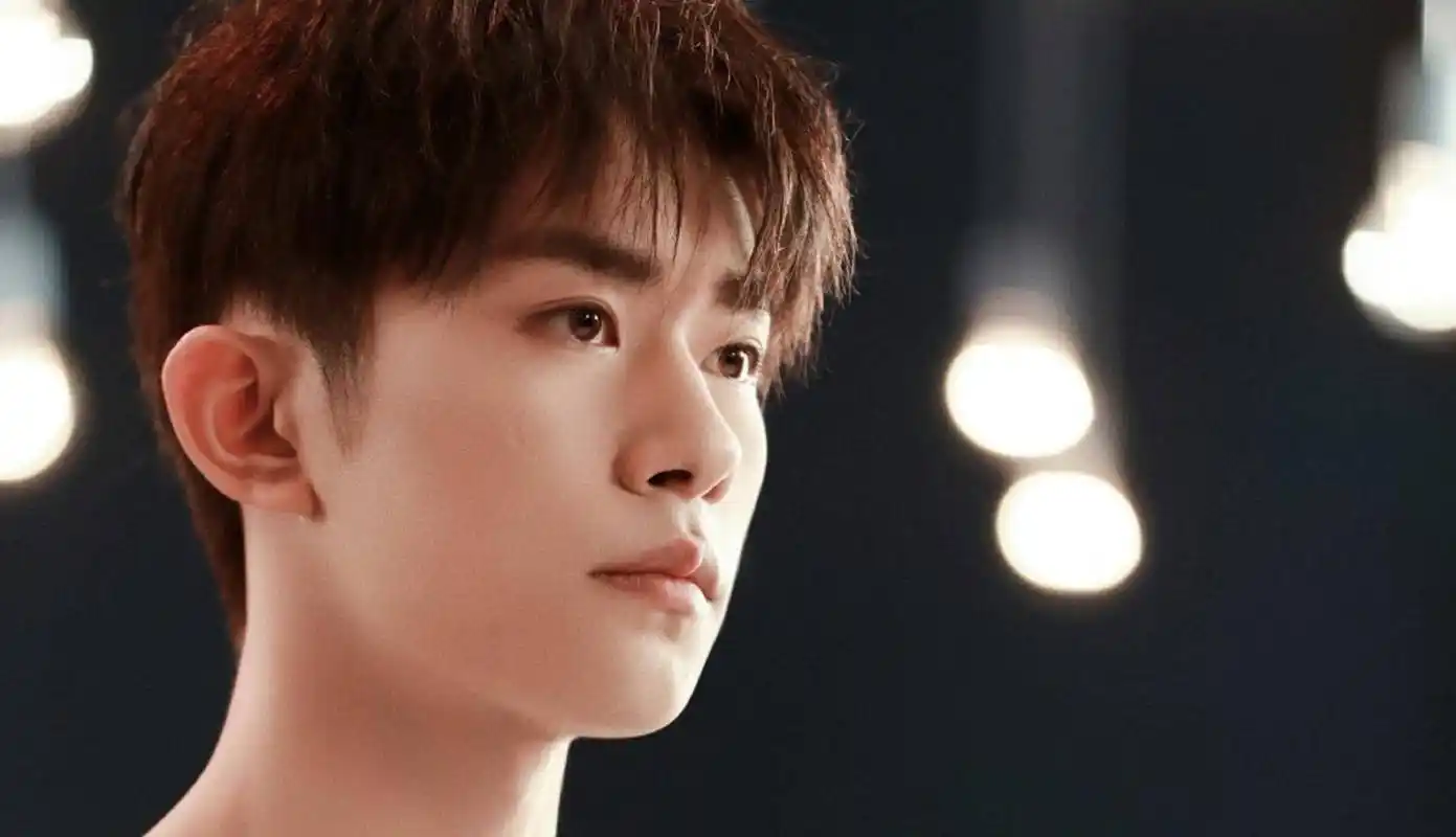 真正亲眼看到易烊千玺觉得非常的素人,甚至还有网友看到这张照片吐槽