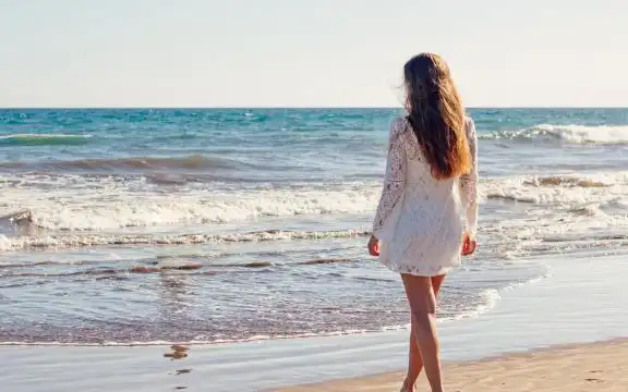 独自一个人在看风景的女生背影