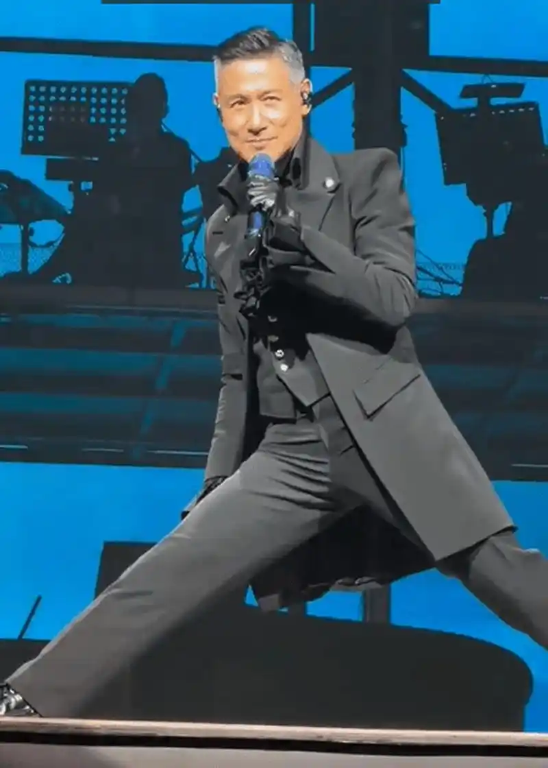 61岁张学友开巡回演唱会 舞台上秀一字马状态超好 张学友开巡回演唱会