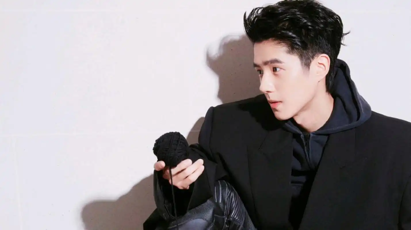 时尚|刘昊然身穿balenciaga 2024早春系列黑色短款大衣搭配皮裤亮相