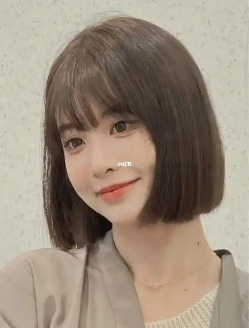 发型之一61,不需要做过多的剪修饰- 刀切短发搭配齐刘海或者空气