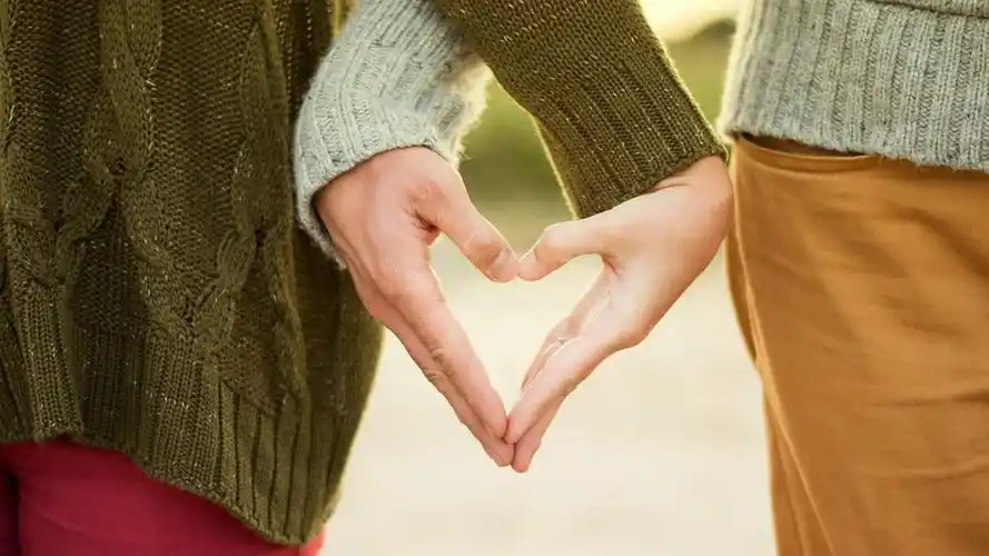 爱心心形手势图片(8/12)