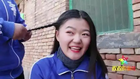 欢欢的童年:欢欢给小花扎头发辫子-搞笑视频-搜狐视频