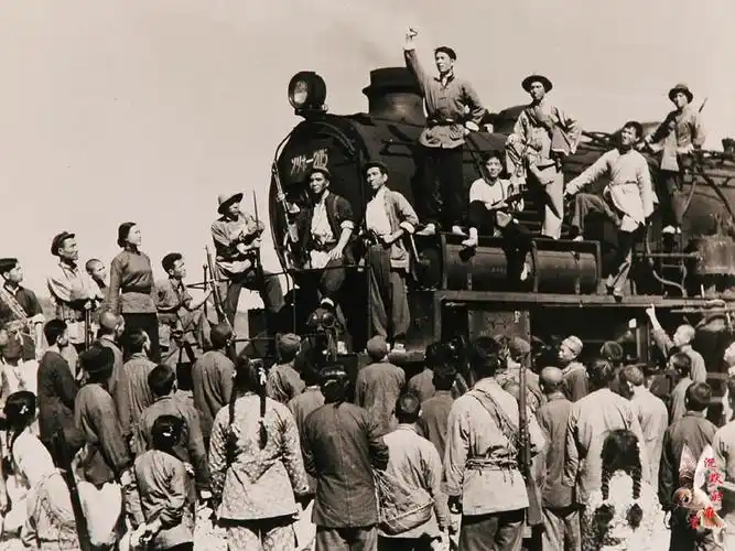 (电影《铁道游击队》剧照)