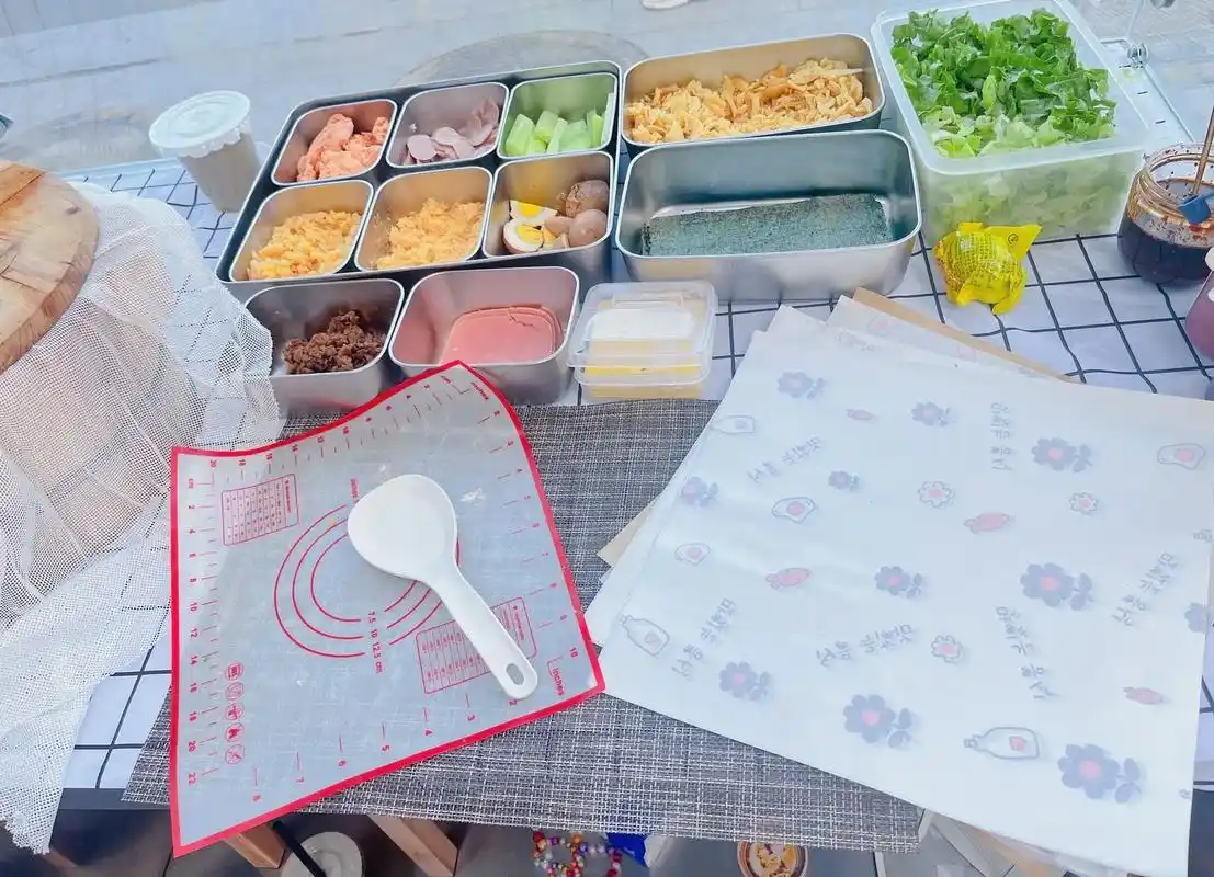 带娃摆摊卖饭团.