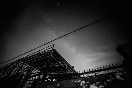 夜晚路过一条没有路灯的路,星星很亮,钢筋搭建的框架很有