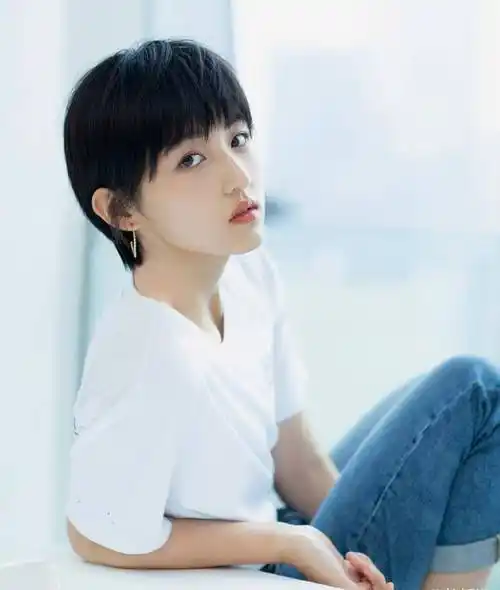 原创张子枫与大学同学合照一头短发出镜笑容甜美每张都是c位