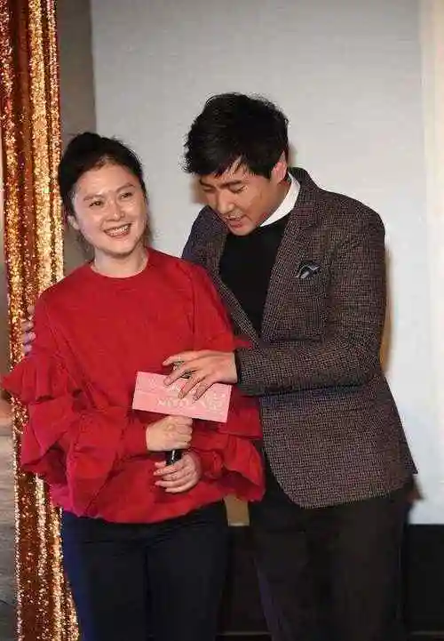 沈腾的人品好,在网上有很多人骂沈腾老婆王琦,因为当时女方嫌他穷