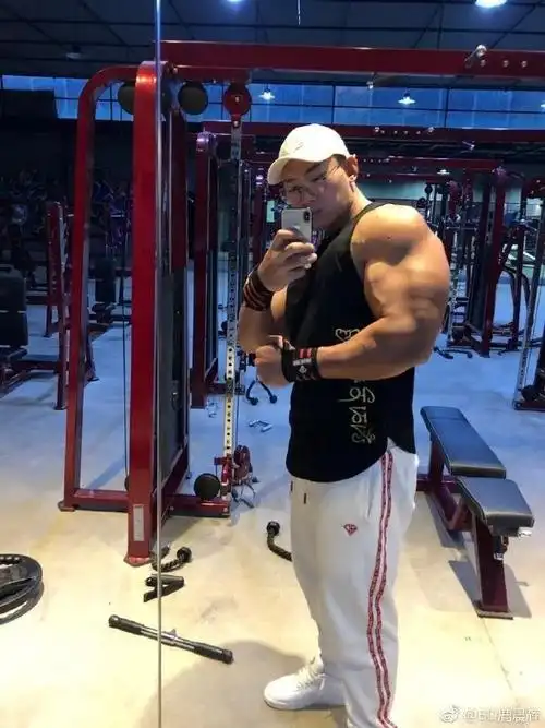 中国第一肌肉巨兽鹿晨辉被私教虐哭了