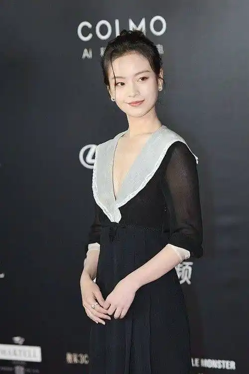 原创李庚希虽然是00后穿裙子的时候都特别高级