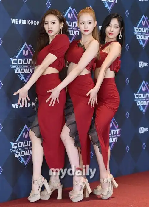 韩女团camila亮相打歌节目 穿高叉红裙布料超少