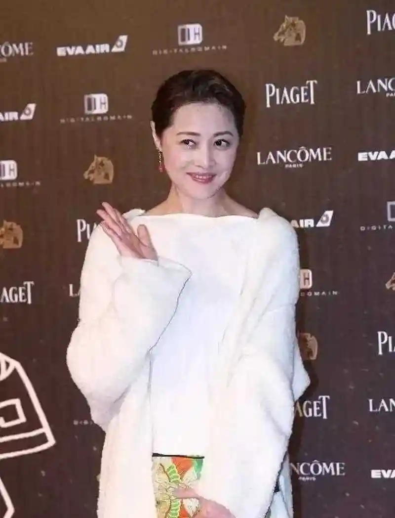 张若昀的后妈刘蓓原来这么时尚,54岁还能穿出青春和气势,优雅