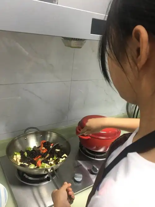 做饭(副本) 写美篇  早饭后我就开始琢磨中午能为家人做什么好吃的呢!