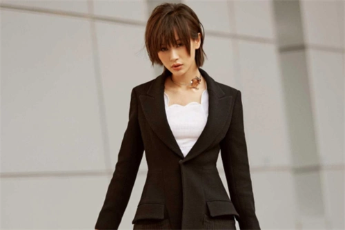 身高只有1米5的4位女明星,李小璐上榜,没想到她也是1米5!