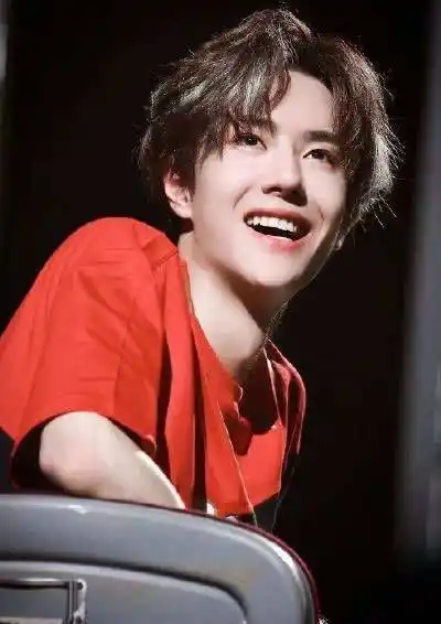 王一博14岁非主流造型曝光,一头杀马特黄发为韩庚伴舞,皮肤水嫩超乖萌